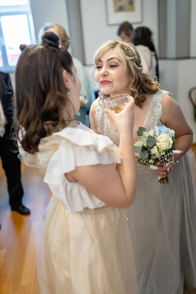 Hochzeitsfotograf Luxemburg - Die Braut macht Blödsinn mit ihrer Tochter im Standesamt