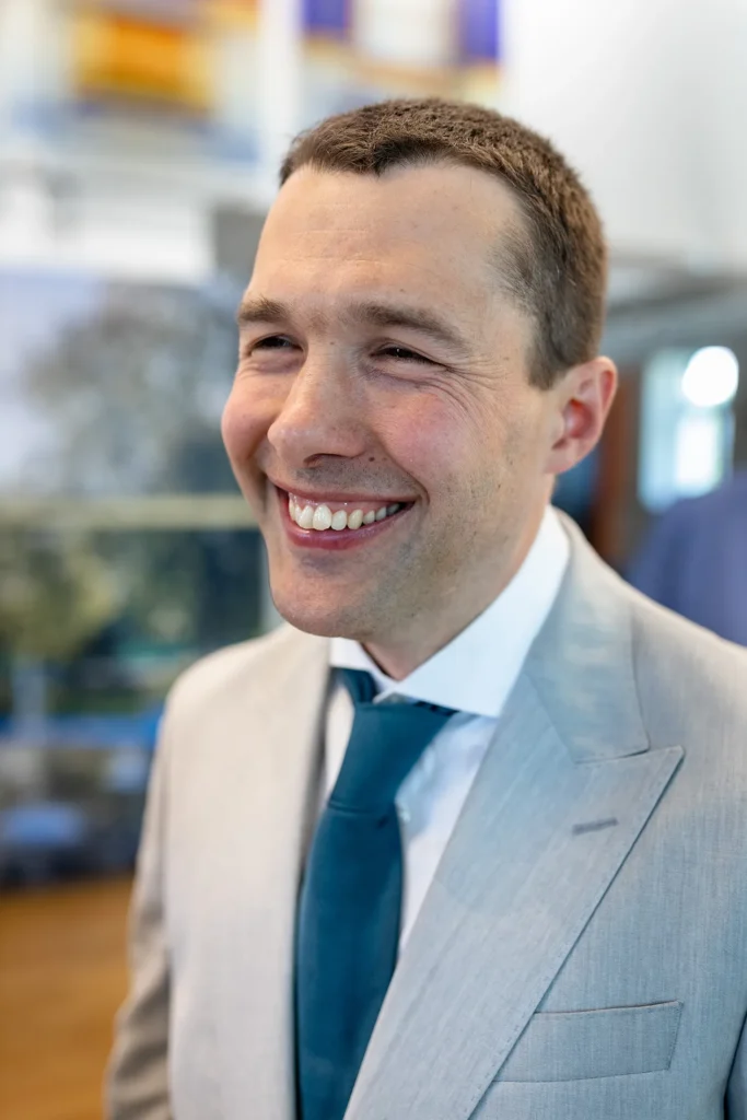 Hochzeitsfotograf Luxemburg - Portrait Aufnahme des Trauzeugen direkt nach der Hochzeits-Zeremonie