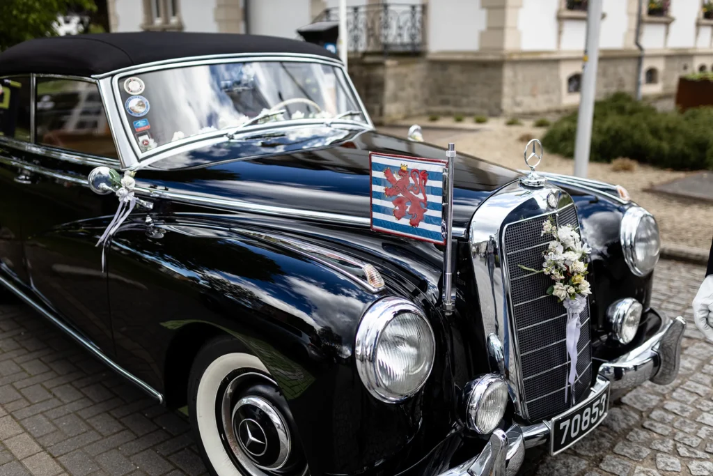 Hochzeitsfotograf Luxemburg - Ein alter Mercedes Benz Oldtimer, der für die Hochzeit mit Chauffeur gebucht wurde.