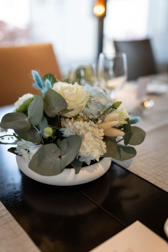 Hochzeitsfotograf Luxemburg - Detailaufnahme eines Blumengedecks, das auf dem Tisch der Hochzeitsgesellschaft als Dekoration steht-.