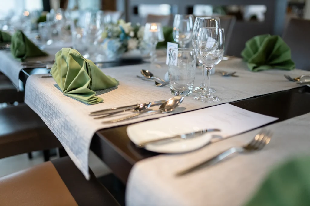 Hochzeitsfotograf Luxemburg - Detailaufnahme des gedeckten Tisches.