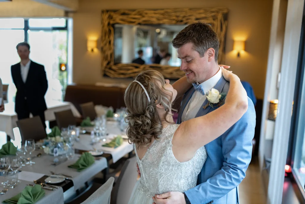 Hochzeitsfotograf Luxemburg - Tanzendes Brautpaar in der Location, in der es das Abendessen für die Hochzeitsgesellschaft gibt.