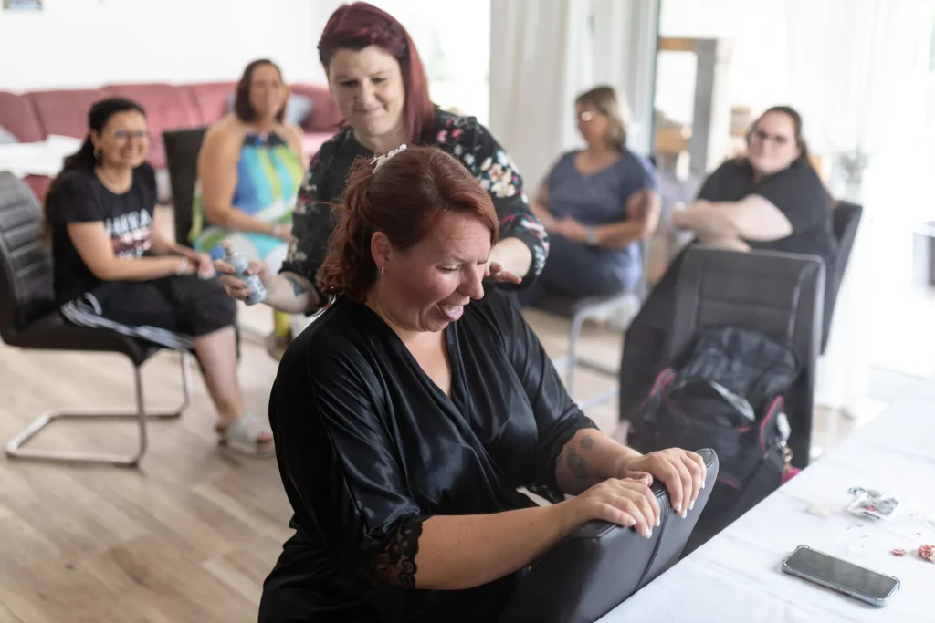 Hochzeitsfotograf Merzig Trier - Witziges Foto, weil die Braut beim Haare machen Haarspray ins Gesicht bekommen hat