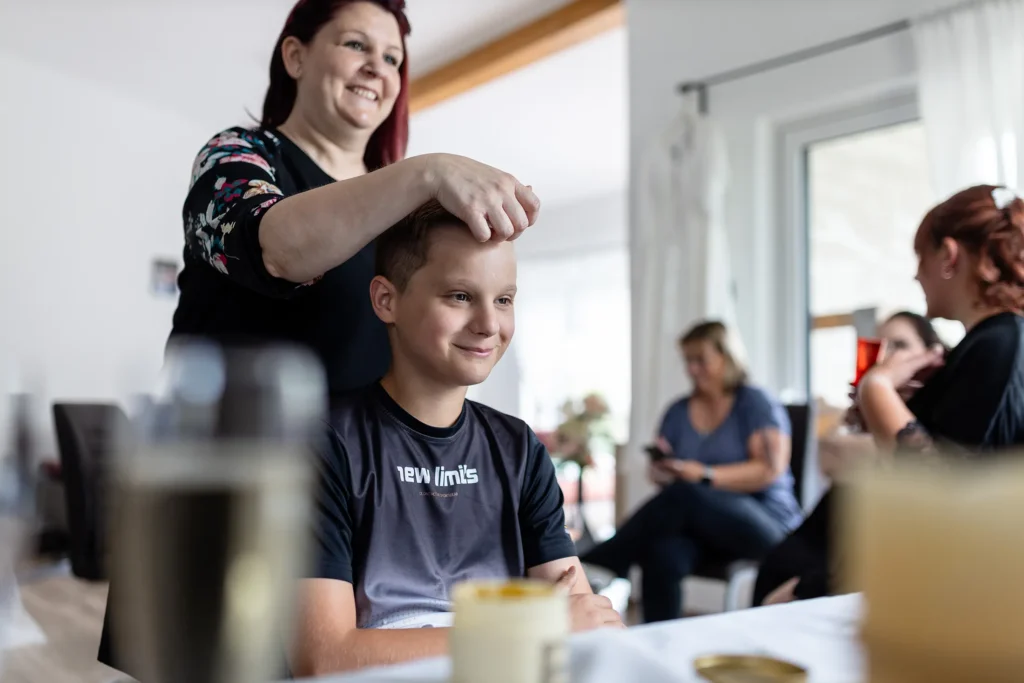 Hochzeitsfotograf Merzig Trier - Make-up Artist macht dem Sohn der Braut vor der Hochzeit die Haare.