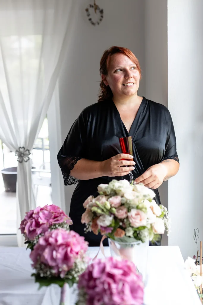 Hochzeitsfotograf Merzig Trier - Die Braut geniesst noch einen Moment Ruhe, bevor die Hochzeit beginnt und schaut entspannt aus dem Fenster