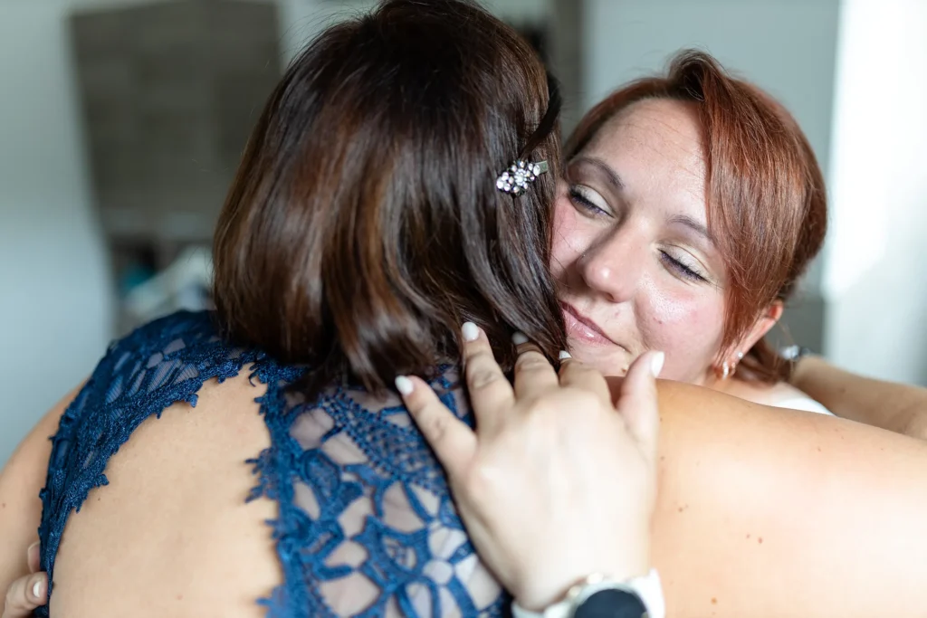 Hochzeitsfotograf Merzig Trier - Die Trauzeugin umarmt die Braut beim Geting Ready