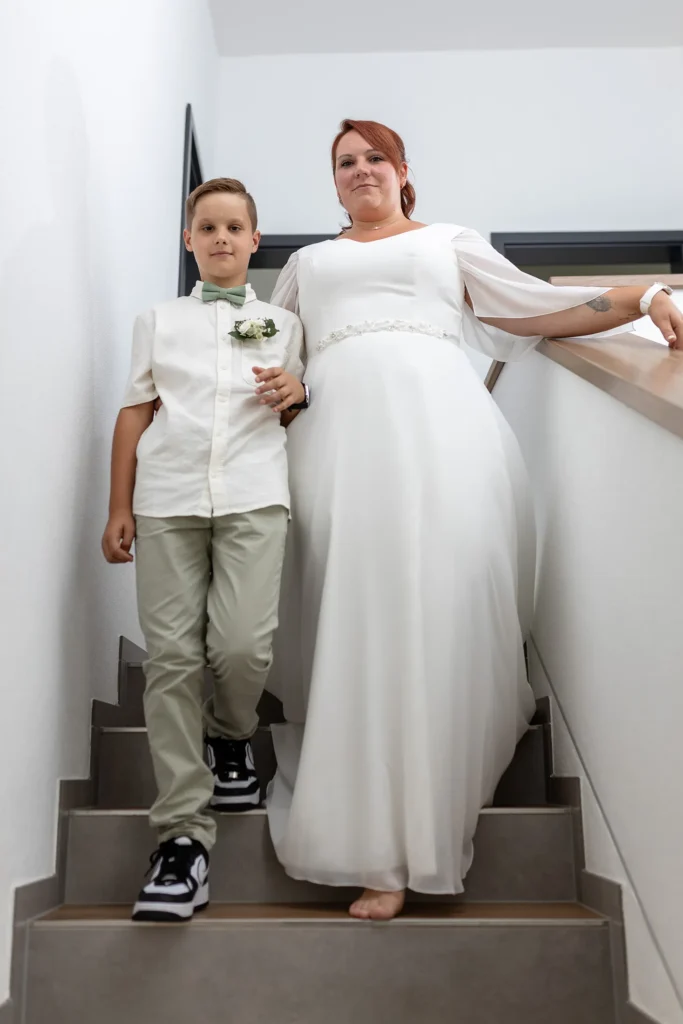 Hochzeitsfotograf Merzig Trier - Die Braut kommt nach dem Getting Ready die Treppe herunter