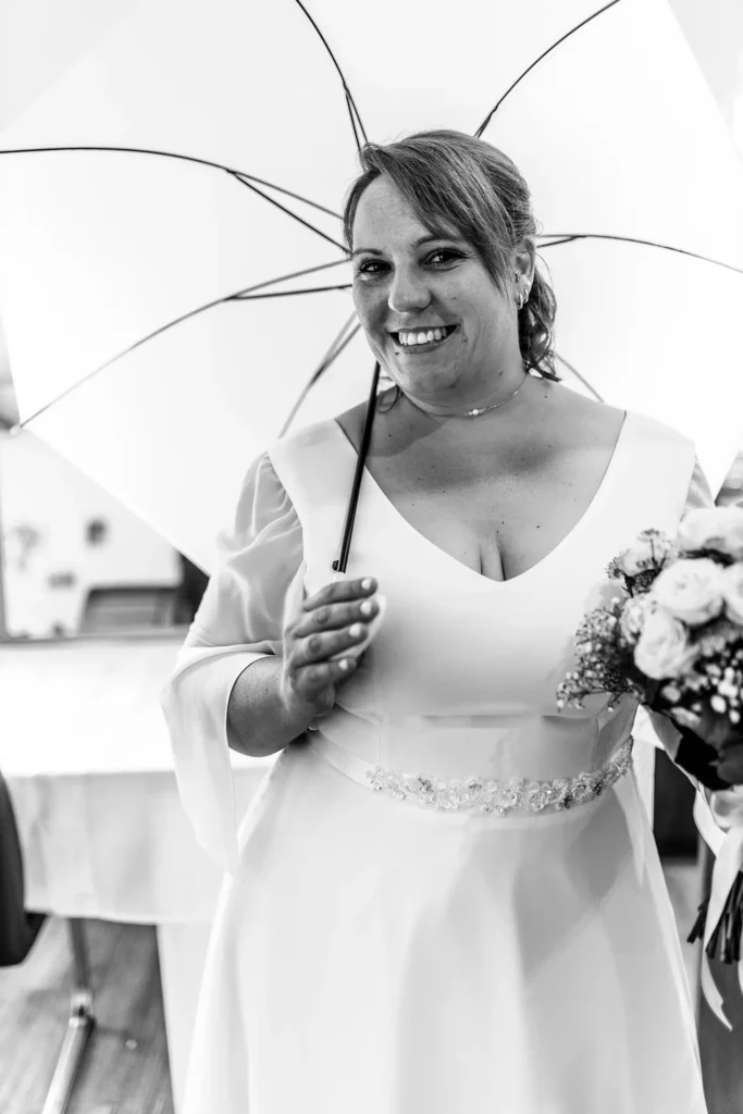 Hochzeitsfotograf Merzig Trier - Aufnahme der Braut im Hochzeitskleid mit weissem Regenschirm