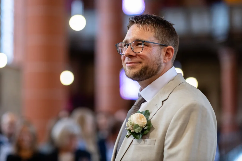Hochzeitsfotograf Merzig Trier - Emotionale Portrait Aufnahme des Bräutigams in dem Moment, als er seine Frau in der Kirche zum ersten Mal im Hochzeitskleid sieht.