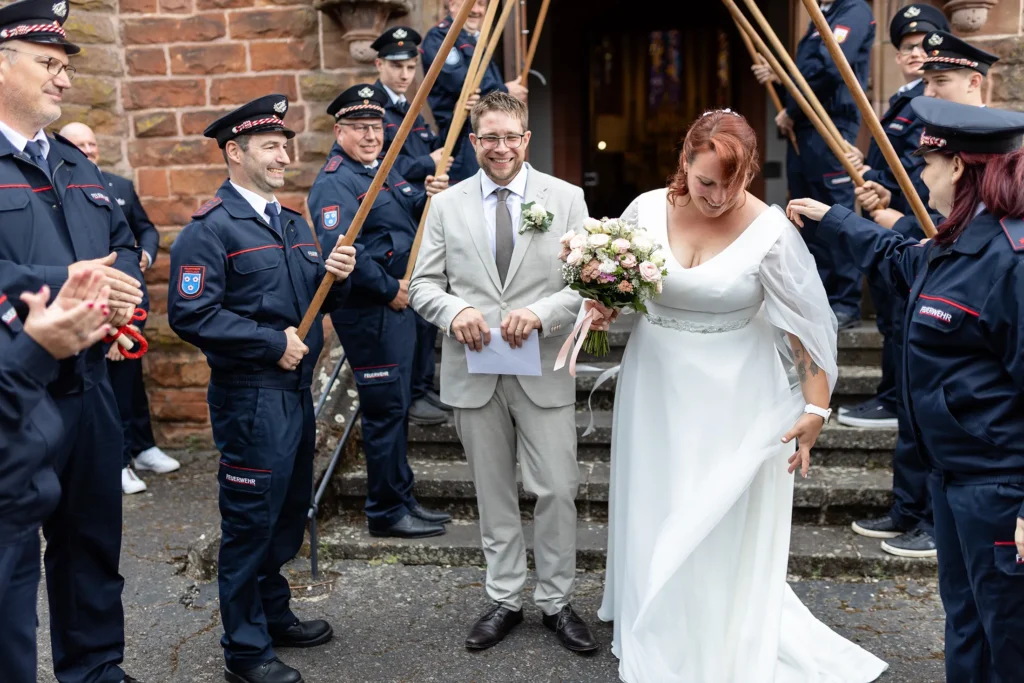 Hochzeitsfotograf Merzig Trier - Nach dem Auszug aus der Kirche steht die Feuerwehr Spalier