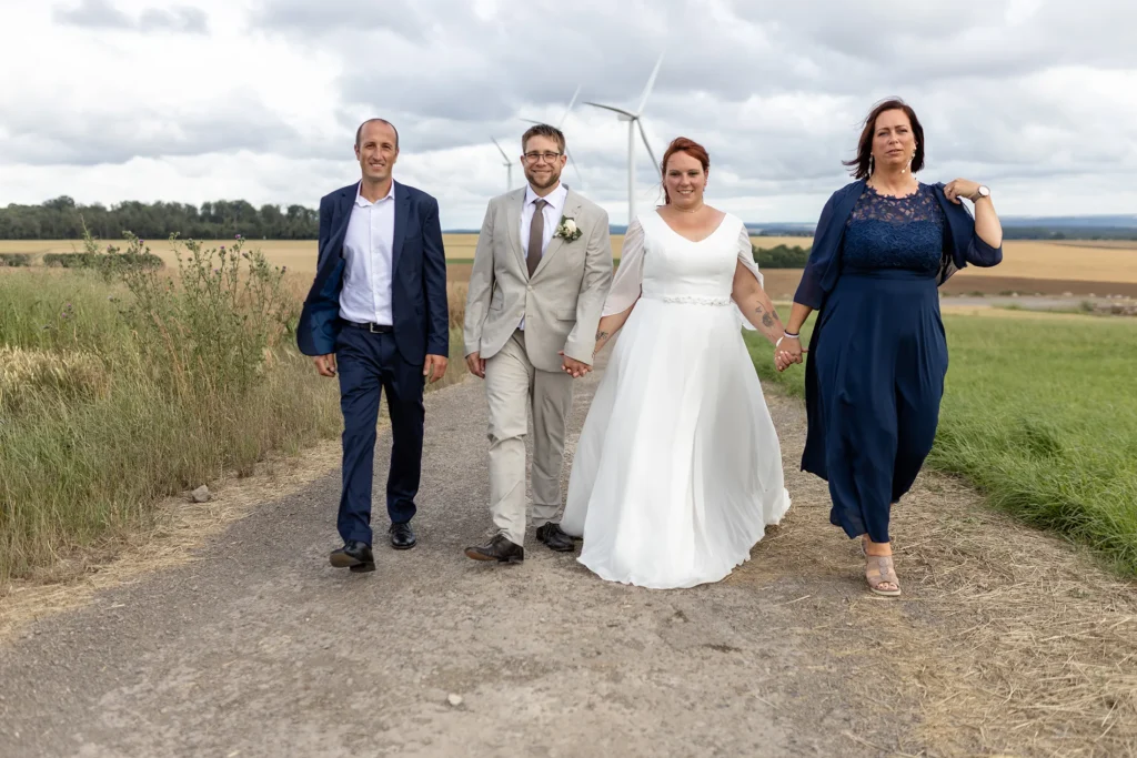 Hochzeitsfotograf Merzig Trier - Schnappschuss während des Brautpaar Shootings auf einem Feld bei Merzig
