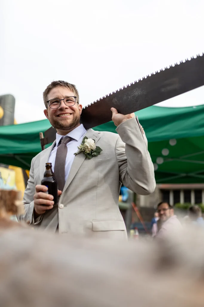 Hochzeitsfotograf Merzig Trier - vom Bräutigam nach dem traditionellen Baumstamm-Sägen