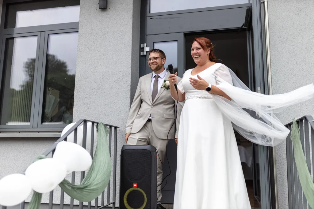 Hochzeitsfotograf Merzig Trier - Das Brautpaar bei der Eröffnungsrede