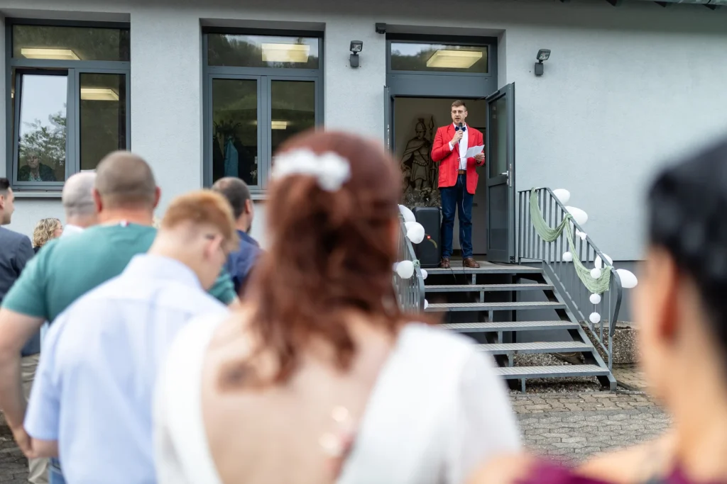 Hochzeitsfotograf Merzig Trier - Ein Gast hält eine Rede auf einer Hochzeitsfeier in Merzig