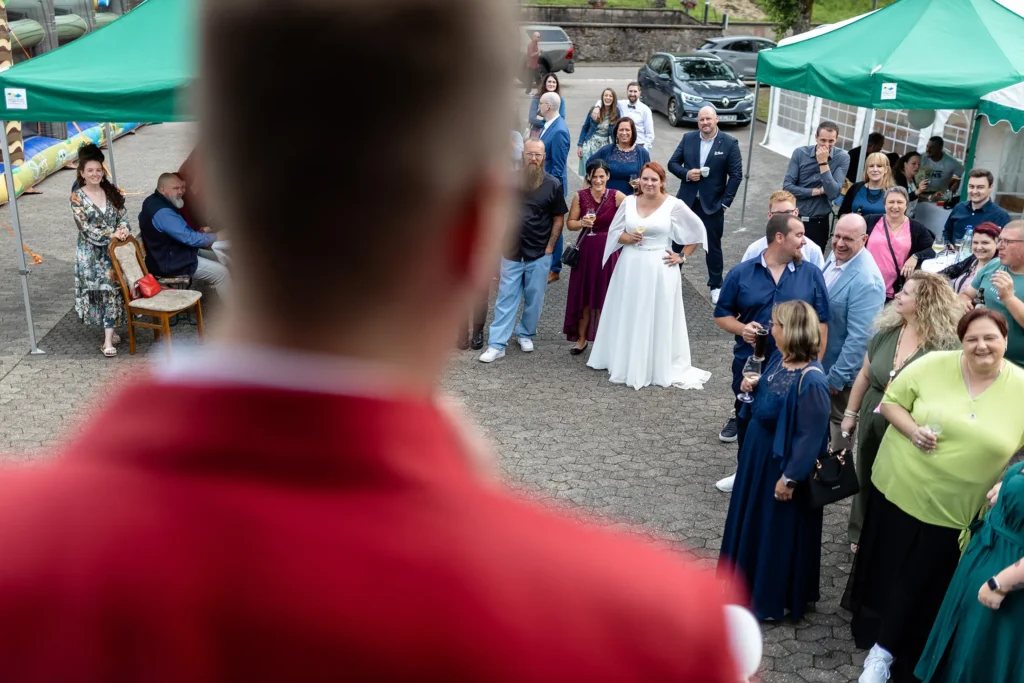 Hochzeitsfotograf Merzig Trier - Ein Gast hält eine Rede für das Brautpaar und man sieht die Reaktion der Braut.