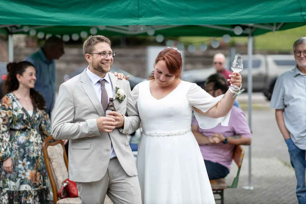 Hochzeitsfotograf Merzig Trier - Die Braut prostet einem Redner auf ihrer Hochzeit zustimmend zu.