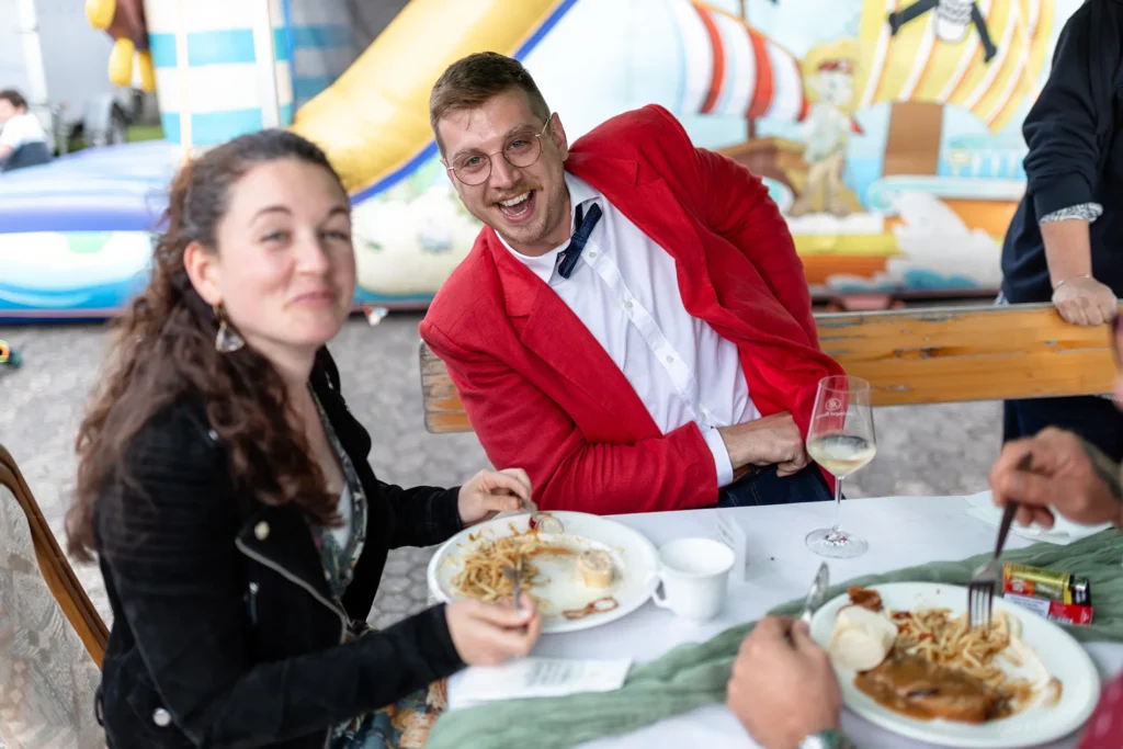 Hochzeitsfotograf Merzig Trier - Lachender Gast auf einer Hochzeitsfeier in Merzig