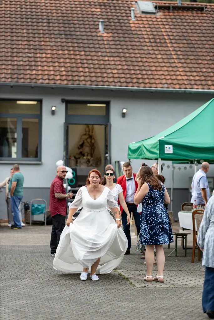 Hochzeitsfotograf Merzig Trier - Braut auf dem Weg zur Hüpfburg