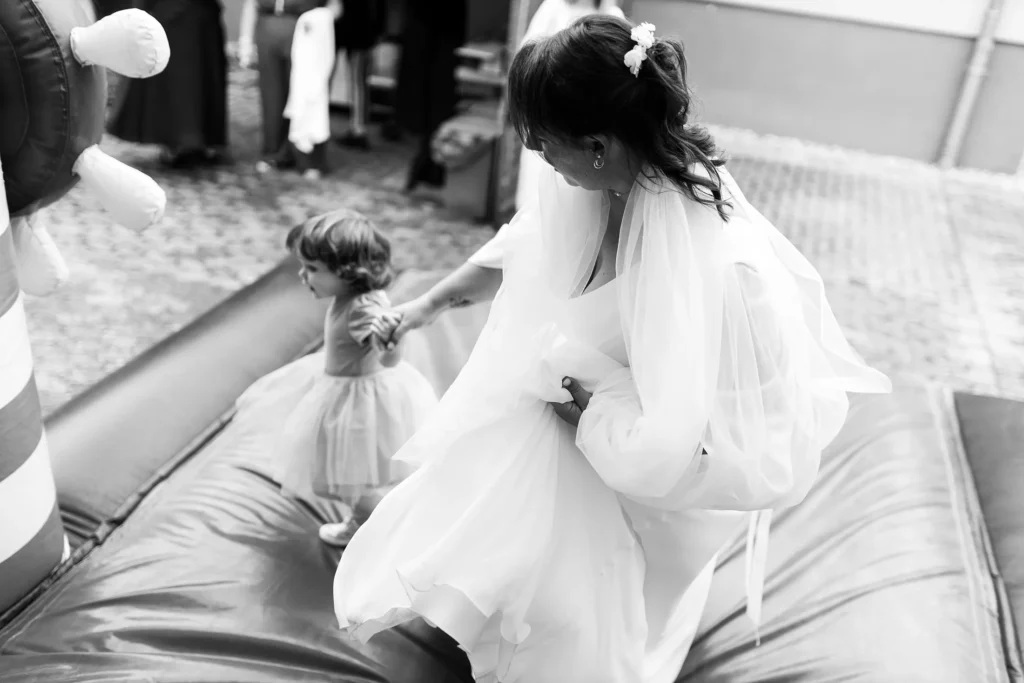 Hochzeitsfotograf Merzig Trier - Braut und Kind auf der Hüpfburg