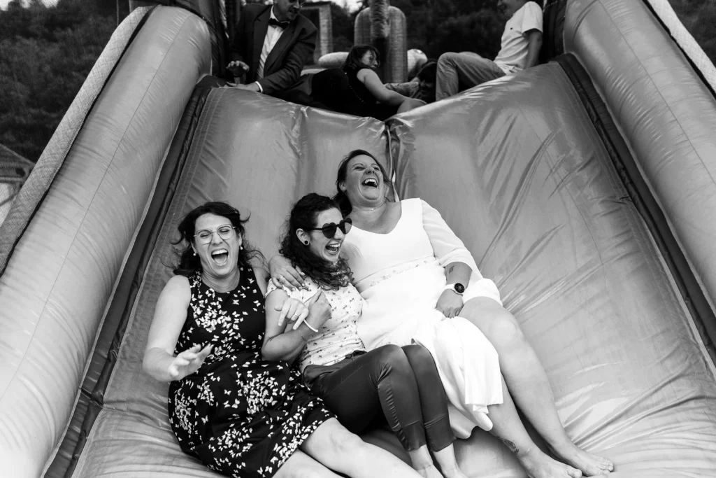 Hochzeitsfotograf Merzig Trier - Braut und Brautjungfern haben Spass auf der Hüpfburg in Merzig