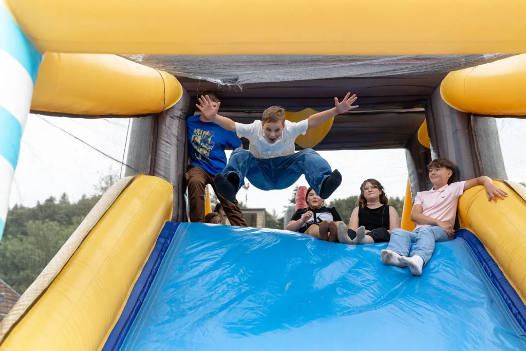 Hochzeitsfotograf Merzig Trier - Spass auf der Huepfburg