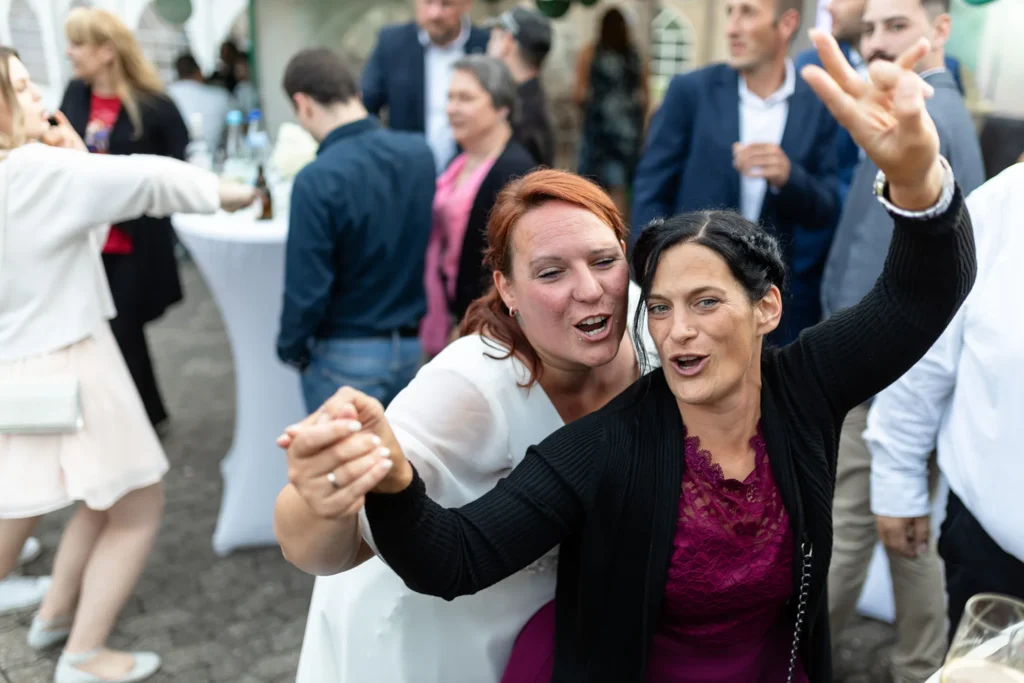 Hochzeitsfotograf Merzig Trier - Braut und Freundin beim ausgelassenen Feiern