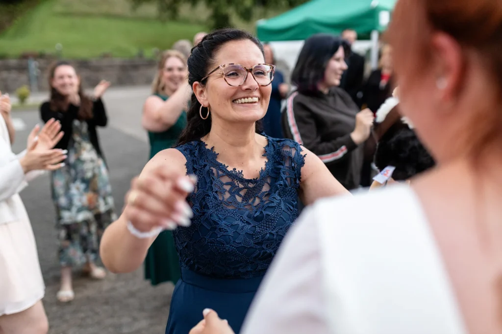 Hochzeitsfotograf Merzig Trier - Gratulation nach Brautstrausswurf