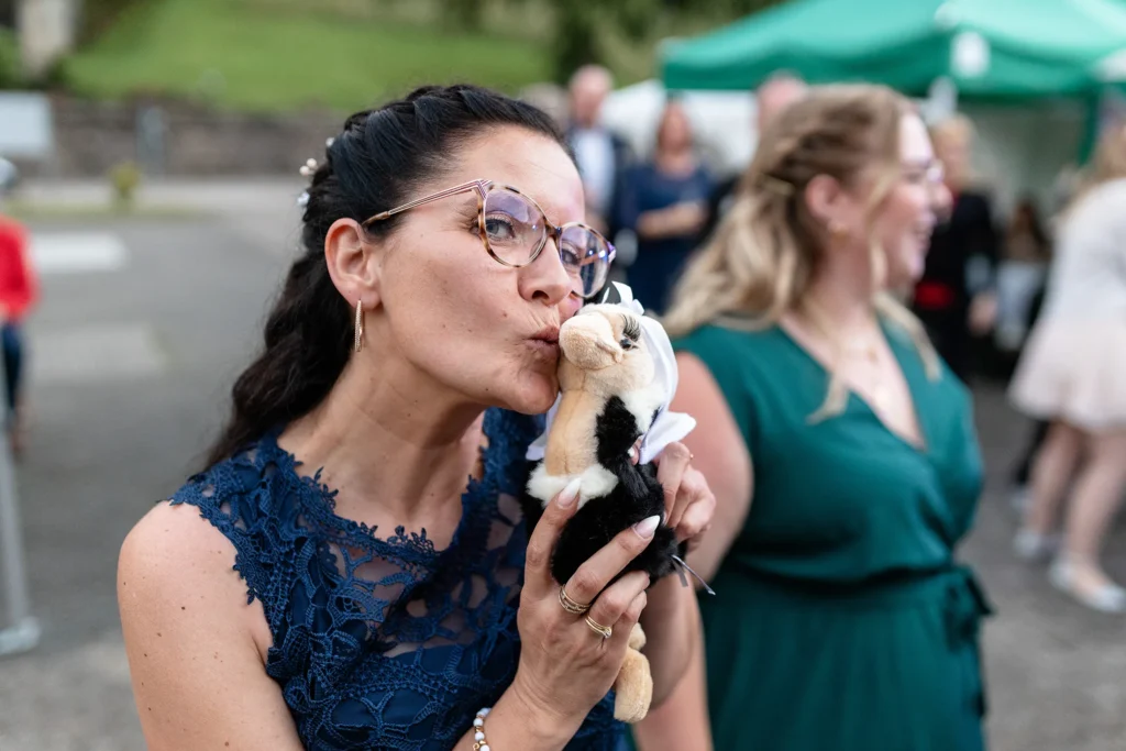 Hochzeitsfotograf Merzig Trier - Kuss ans Kuscheltier, bzw. Brautstrauss-Ersatz