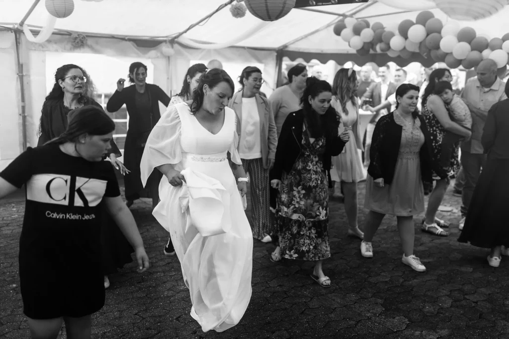 Hochzeitsfotograf Merzig Trier - Die Braut tanzt im Festzelt in Merzig mit ihren Brautjungfern.