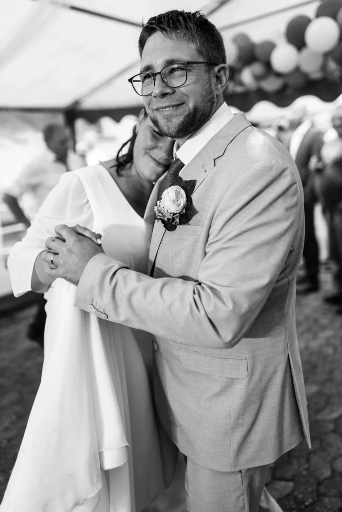 Hochzeitsfotograf Merzig Trier - Brautpaar beim Tanzen auf ihrer Hochzeitsfeier