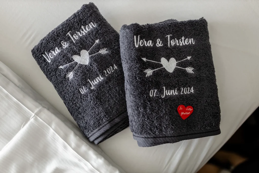 Hochzeitsfotograf Trier Luxemburg - Nahaufnahme der Handtücher, die mit Namen und Datum des Hochzeitspaars bestickt sind.
