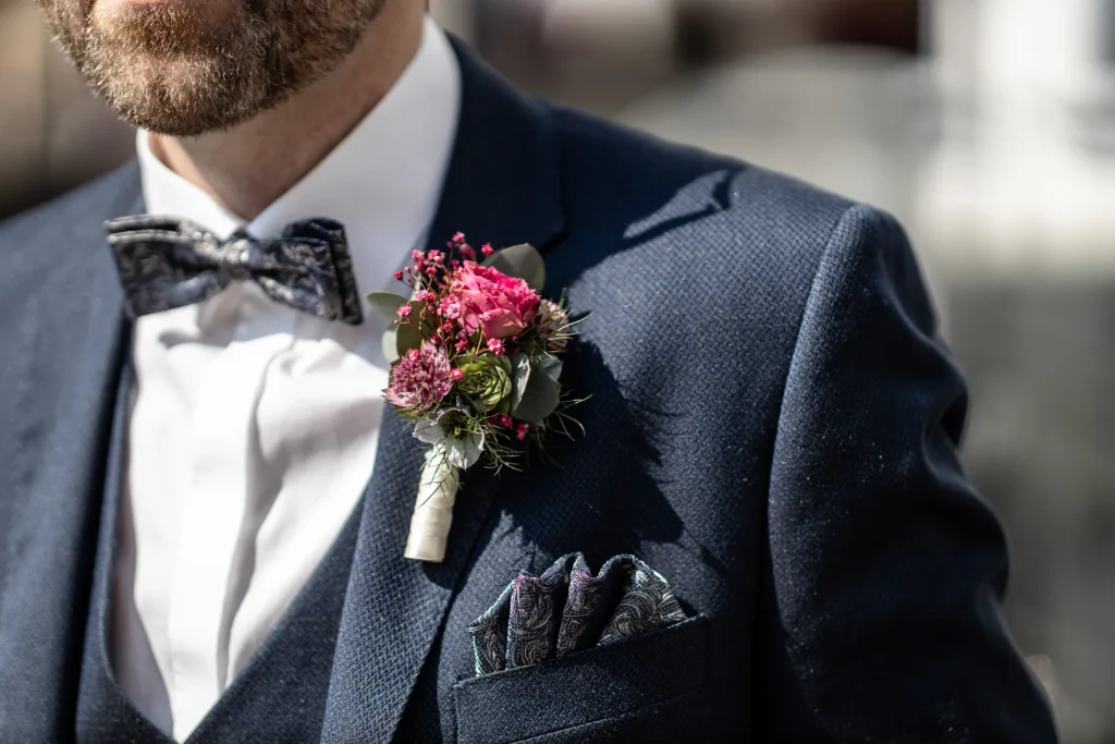 Hochzeitsfotograf Trier Luxemburg - Nahaufnahme des Blumengestecks am Sakko des Bräutigams
