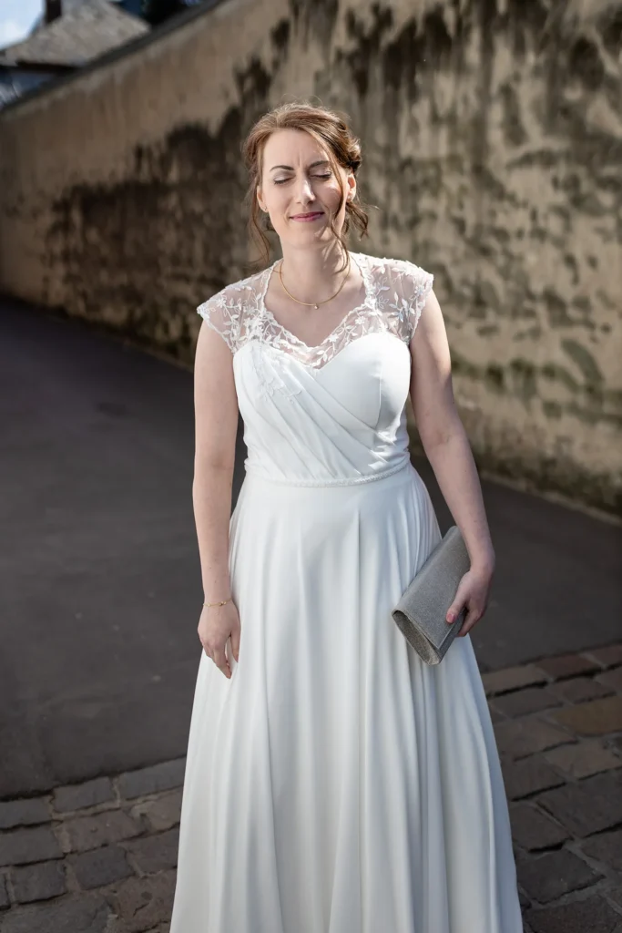 Hochzeitsfotograf Trier Luxemburg - Die Braut atmet auf dem Weg zum Standesamt noch einmal tief durch.