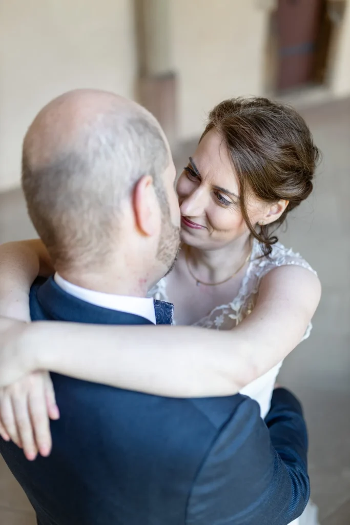 Hochzeitsfotograf Trier Luxemburg - Detail Nahaufnahme des Brautpaars bei Umarmung nach dem First Look.