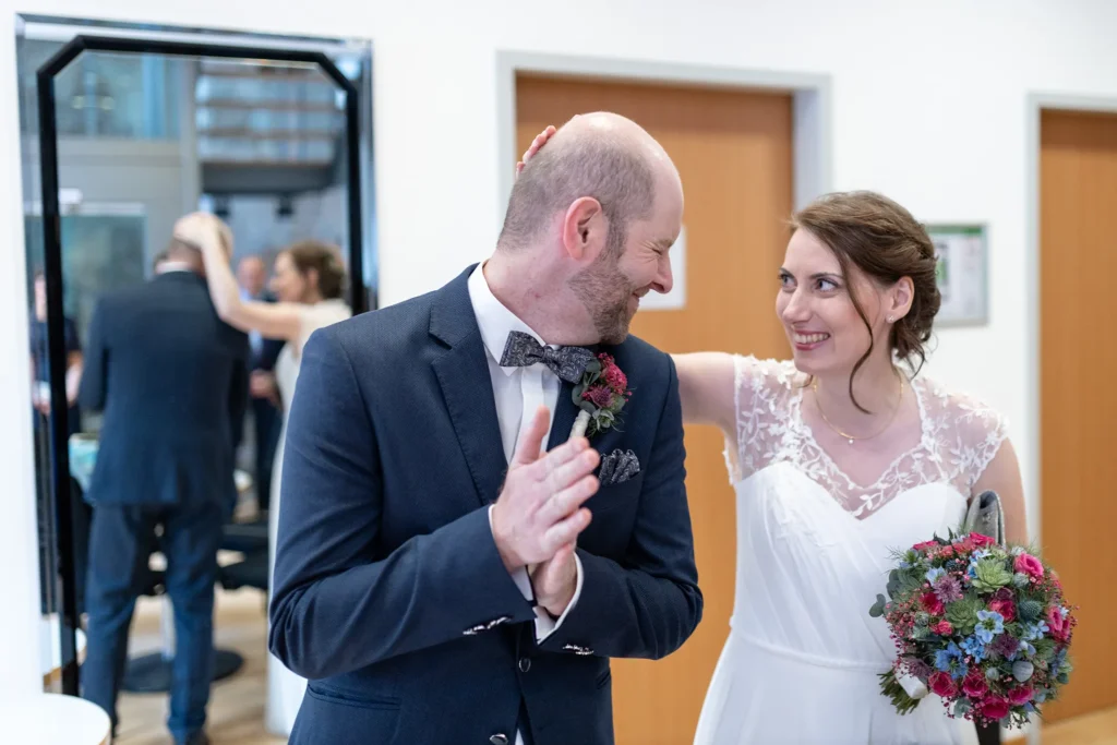 Hochzeitsfotograf Trier Luxemburg - Die Braut und Bräutigam haben Spaß kurz vor Beginn der Trauung im Turm Jerusalem in Trier