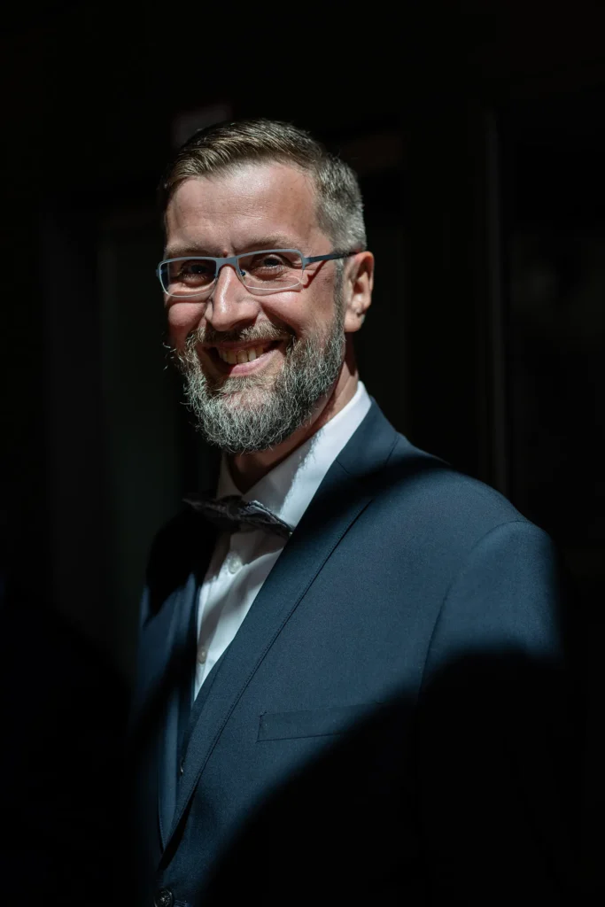 Hochzeitsfotograf Trier Luxemburg - Portrait des Trauzeugen in schönem Fenstericht.