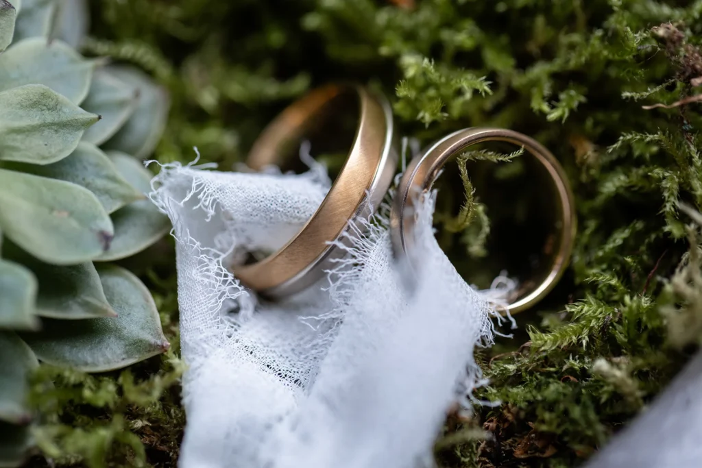 Hochzeitsfotograf Trier Luxemburg - Detail-Foto von den Eheringen im Moos.