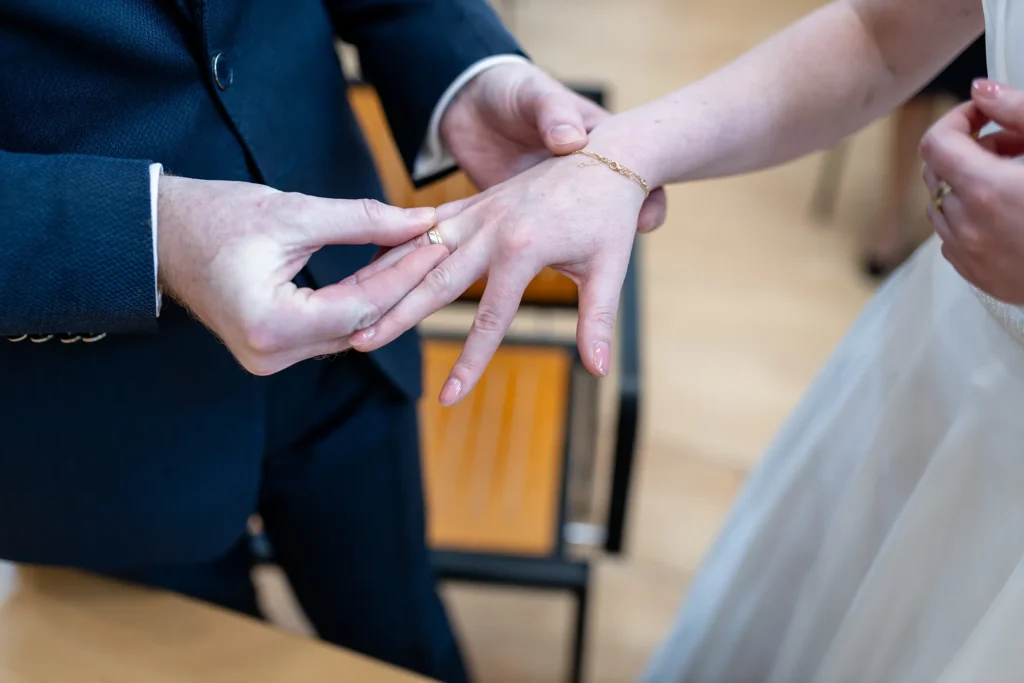 Hochzeitsfotograf Trier Luxemburg - Nahaufnahme des Ringtausches bei der Trauung.