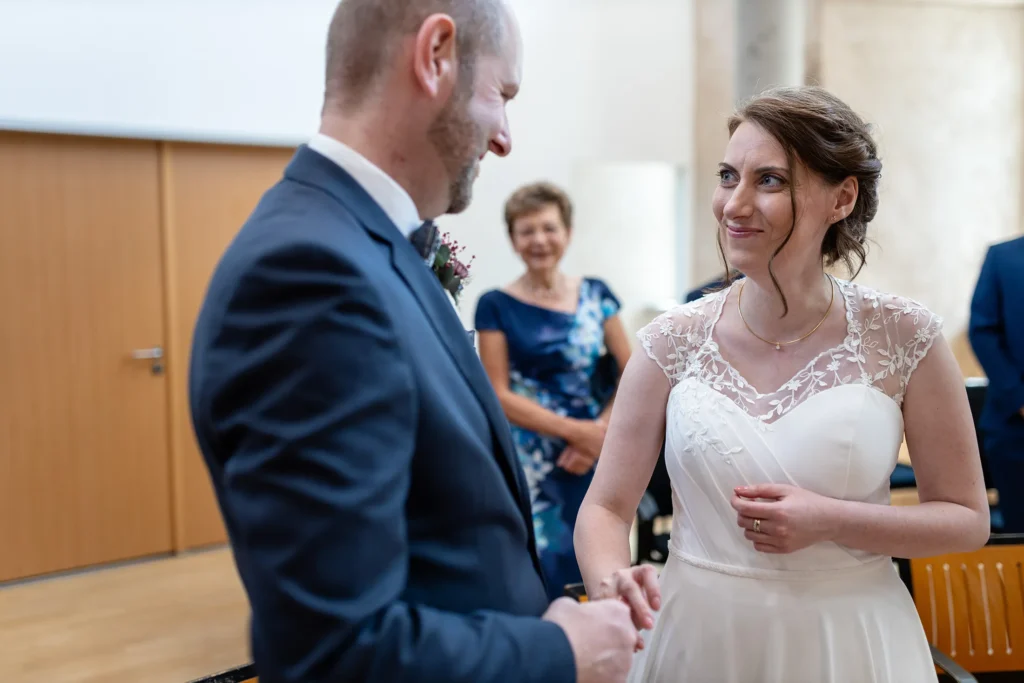 Hochzeitsfotograf Trier Luxemburg - Direkt nach Ringtausch strahlt die Braut ihren neuen Mann an.
