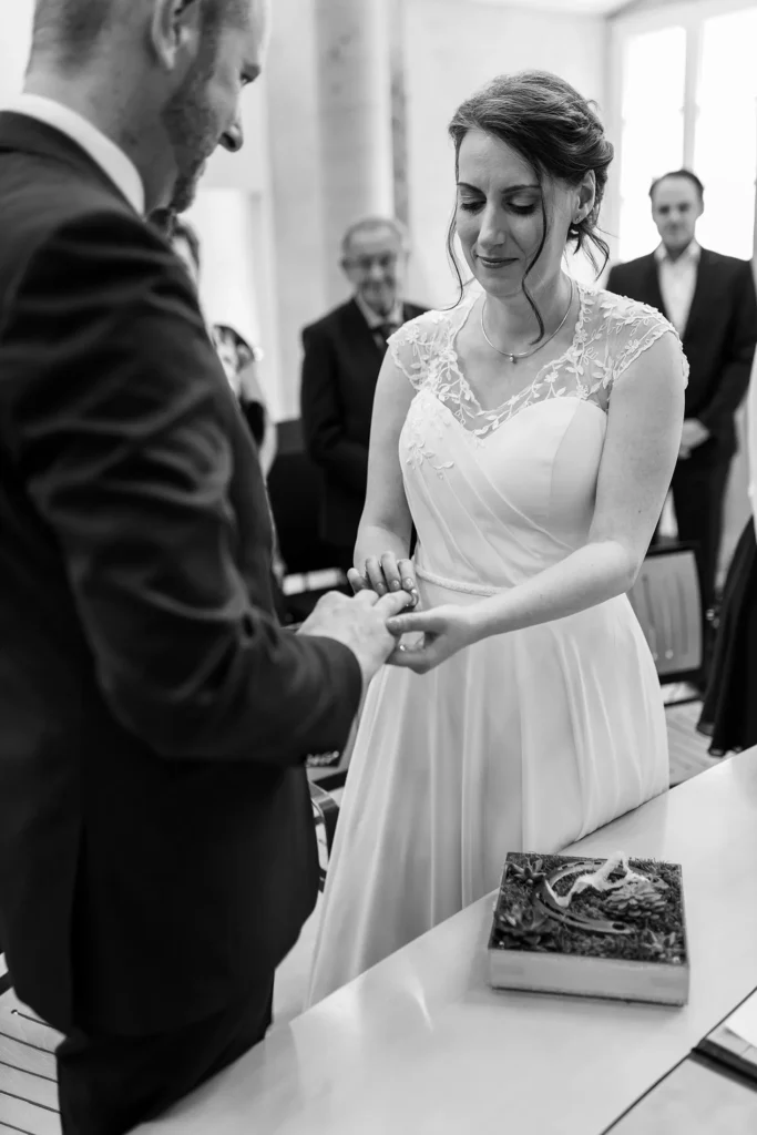 Hochzeitsfotograf Trier Luxemburg - Schwarz-weiss Aufnahme des Ringtausches bei Hochzeit im Turm Jerusalem in Trier.