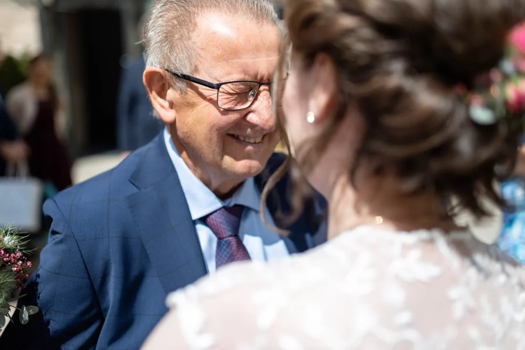 Hochzeitsfotograf Trier Luxemburg - Gratulation an die Tochter / Braut nach der Trauung