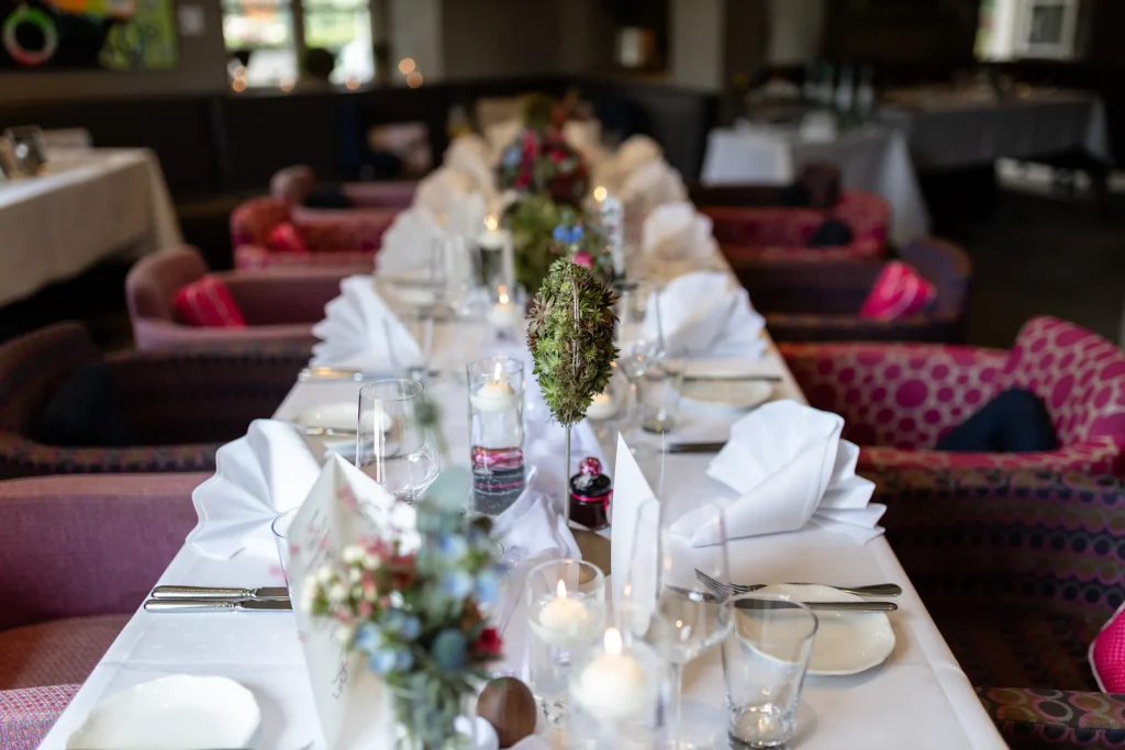 Hochzeitsfotograf Trier Luxemburg - Aufnahme des gedeckten und dekorierten Tisches für die Hochzeitsgesellschaft im Separée