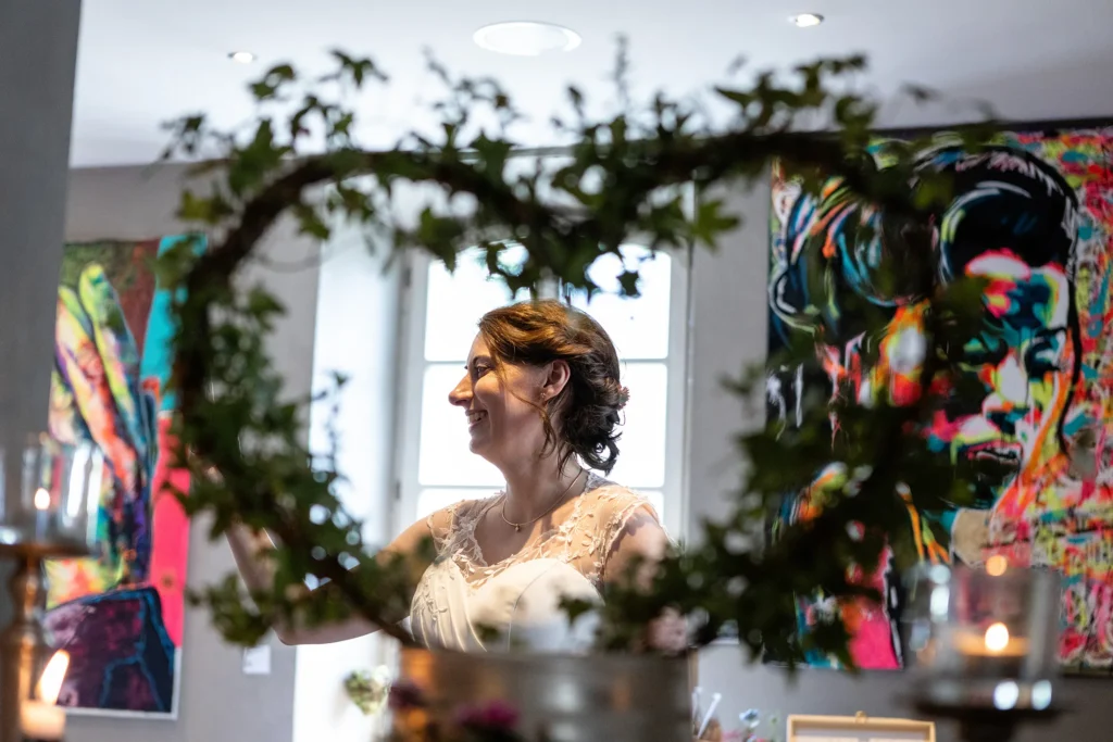 Hochzeitsfotograf Trier Luxemburg - Gesicht der Braut ist auf diesem Foto von der Deko, einem Herz eingerahmt