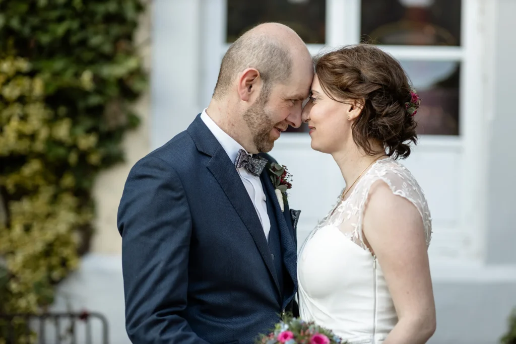Hochzeitsfotograf Trier Luxemburg - Brautpaar Foto hinter dem Separee des Nells Park Hotel bei schöner Kulisse.