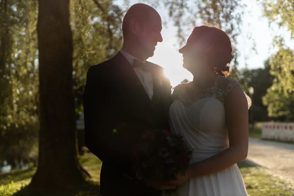 Hochzeitsfotograf Trier Luxemburg - Gegenlicht Aufnahme des Brautpaars im Nells Park in Trier