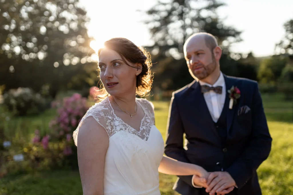 Hochzeitsfotograf Trier Luxemburg - Gegenlicht Aufnahme des Brautpaars im Nells Park in Trier