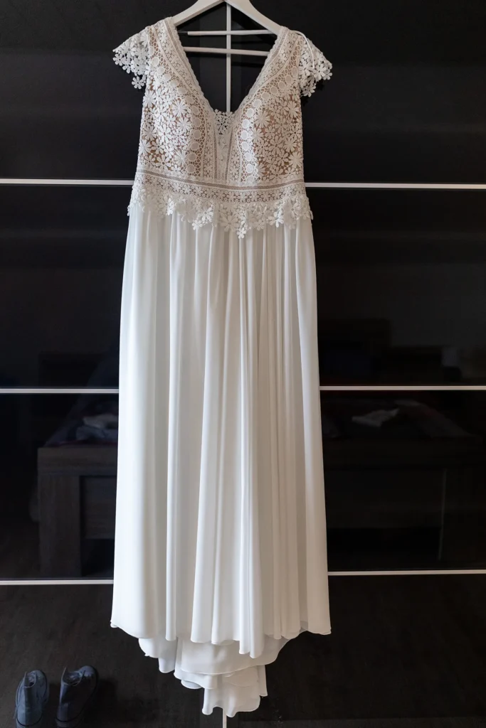 Hochzeitsfotograf Trier Luxemburg - Ready vor der Hochzeit: Das Brautkleid hängt am Schrank