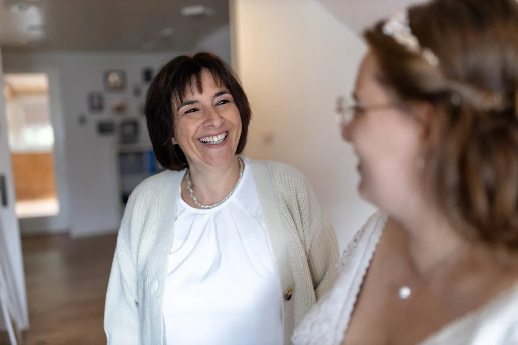 Hochzeitsfotograf Trier Luxemburg - Die Mutter der Braut lacht ihre Tochter an
