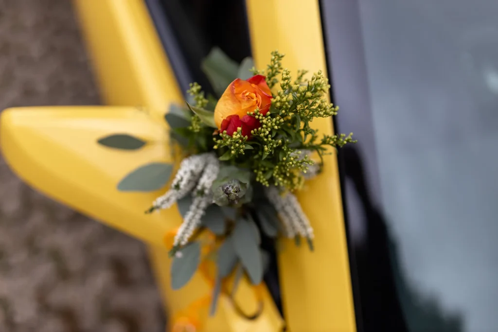 Hochzeitsfotograf Trier Luxemburg - Blumen Bouquet am Ford Mustang, Nahaufnahme