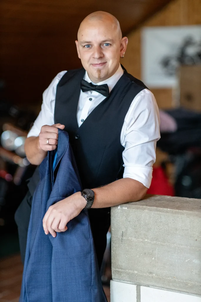 Hochzeitsfotograf Trier Luxemburg - Der Trauzeuge hält schon mal das Sakko des Bräutigams bereit.